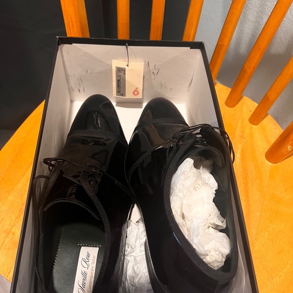 Calce Men’s Patent Dress Shoes - Picture 2 of 3